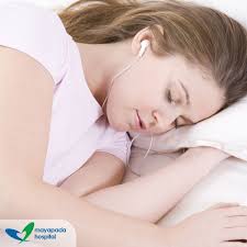 4 Bahaya Menggunakan Earphone Saat Tidur