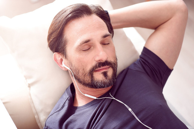 Bahaya Menggunakan Earphone Saat Tidur
