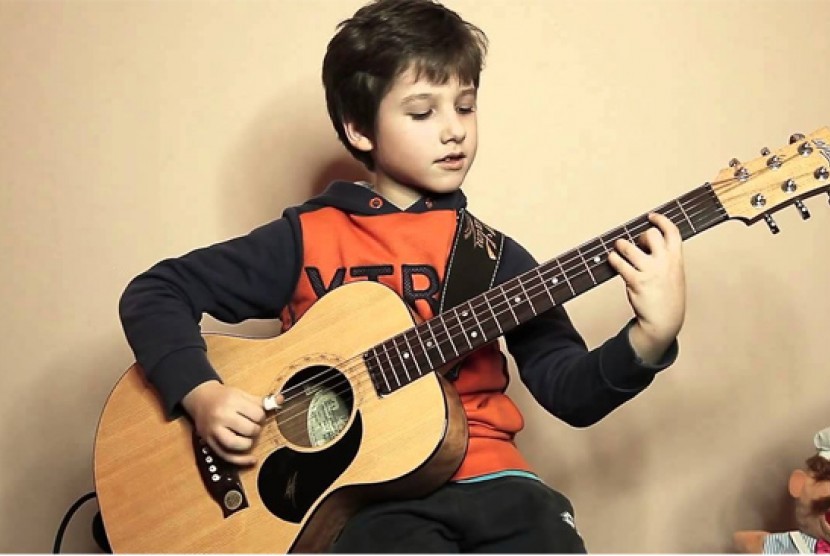 5 Manfaat Bermain Gitar Bagi Kesehatan
