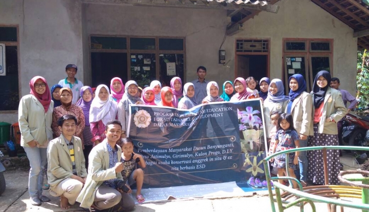 Dosen dan Mahasiswa UGM Mendampingi Warga Mengembangkan Potensi Tanaman Anggrek