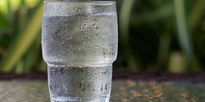 Minum Air Dingin Membuat Gemuk, Benarkah? Ketahui untuk Menjaga Tubuh Porposi Anda