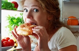 Awas, Makan Larut Malam Bisa Tingkatkan Risiko Kanker Lho