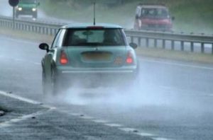 Tips Sebelum Berkendara Mobil Saat Musim Hujan