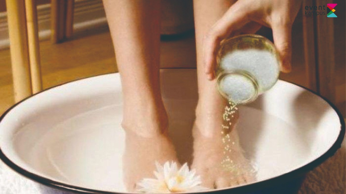 6 Manfaat Merendam Kaki dengan Air Garam, Jaga Kesehatannya