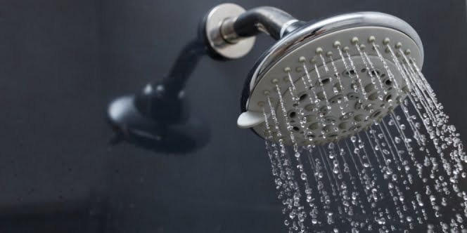 Bahaya Mandi Saat Malam Hari