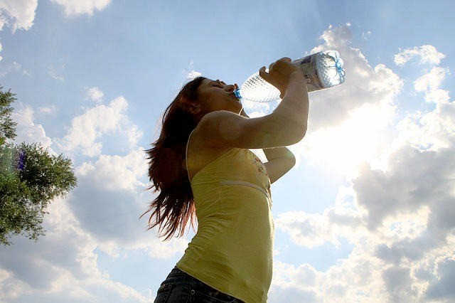 Bahaya MInum Sambil Berdiri