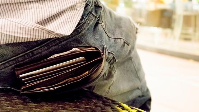 Duduk Sambil Menyimpan Dompet di Kantong Celana Belakang bisa Merusak Saraf Pinggul