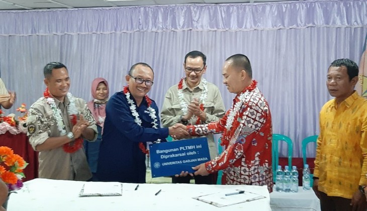Masyarakat Lewara Mulai Nikmati Listrik UGM-CaRED