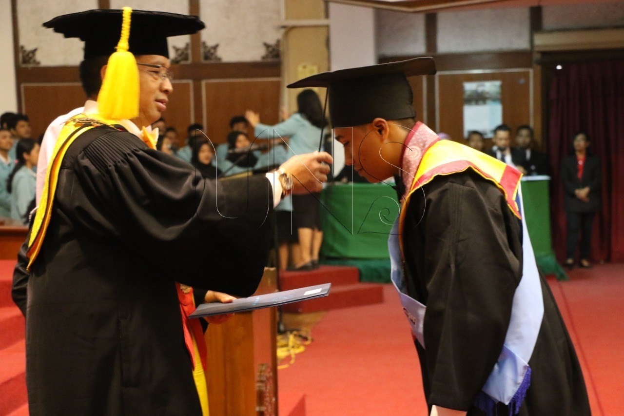 Mewisuda 1.803 Mahasiswa, Rektor UNS Ajak Wisudawan Bergerak Cepat