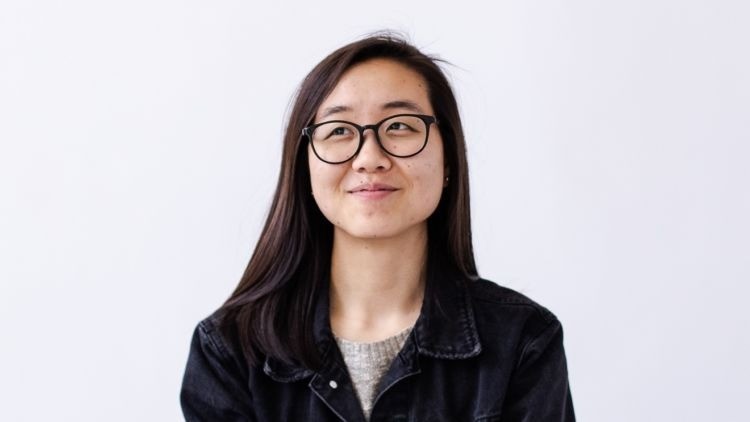 Pakai Kacamata atau Lensa Kontak?