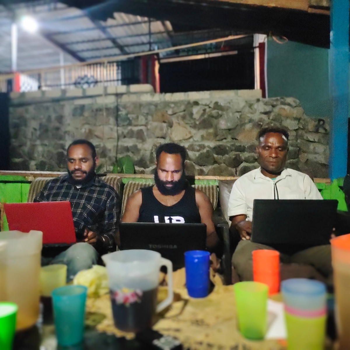 Punya kekuatan yang luar biasa untuk berbagai bercerita dan mengubah hidup anda