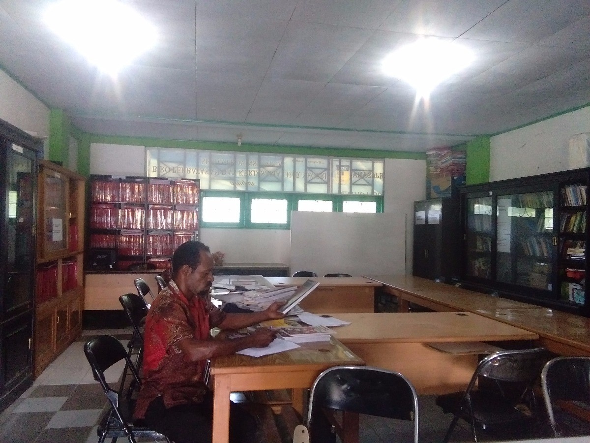 TIGA MAHASISWA USTJ MAGANG DI PERPUSTAKAAN FESSOSPOL