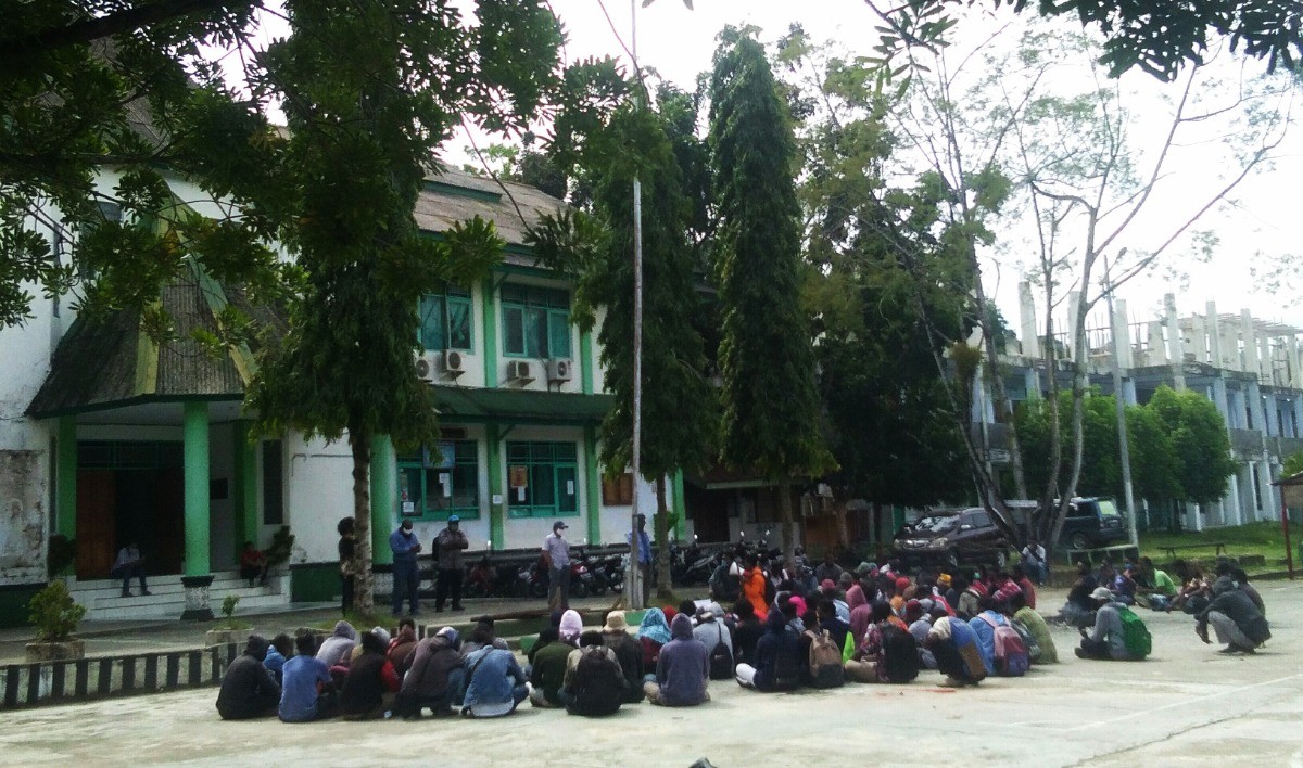 Demo Mahasiswa USTJ di Halaman Kampus