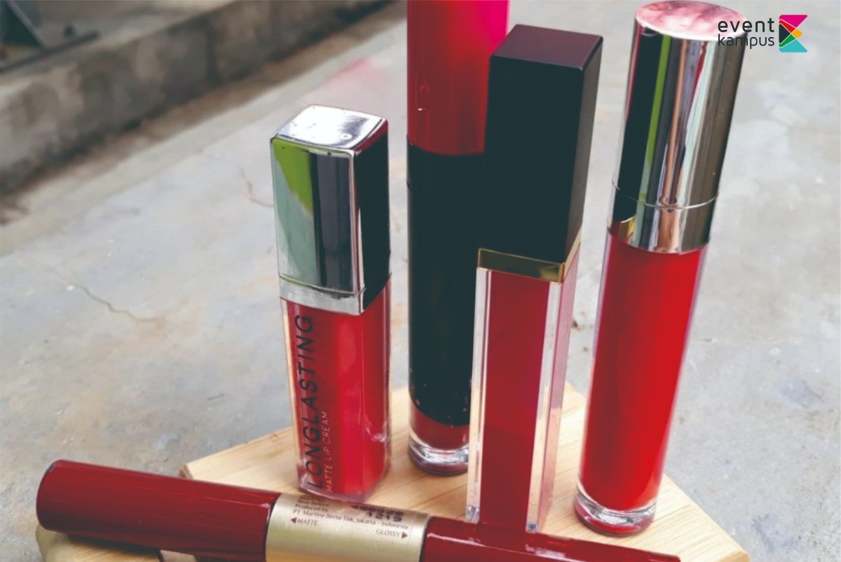 Jangan Berbagi Lipstik dengan Teman, Ini Bahayanya